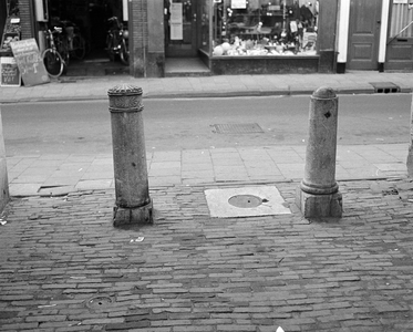 855327 Afbeelding van een natuurstenen (anti-) parkeerpaaltjes in de Twijnstraat te Utrecht.